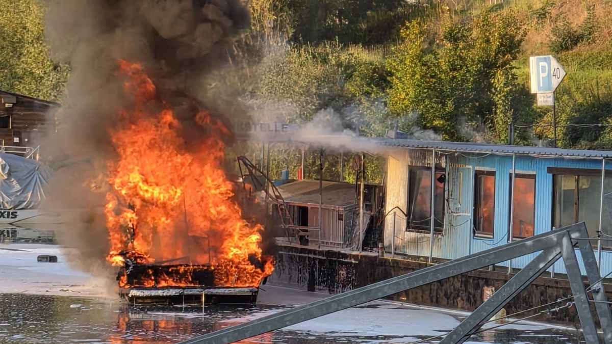 Feuer an der Bootstankstelle: Auf der Donau brennt ein Motorboot