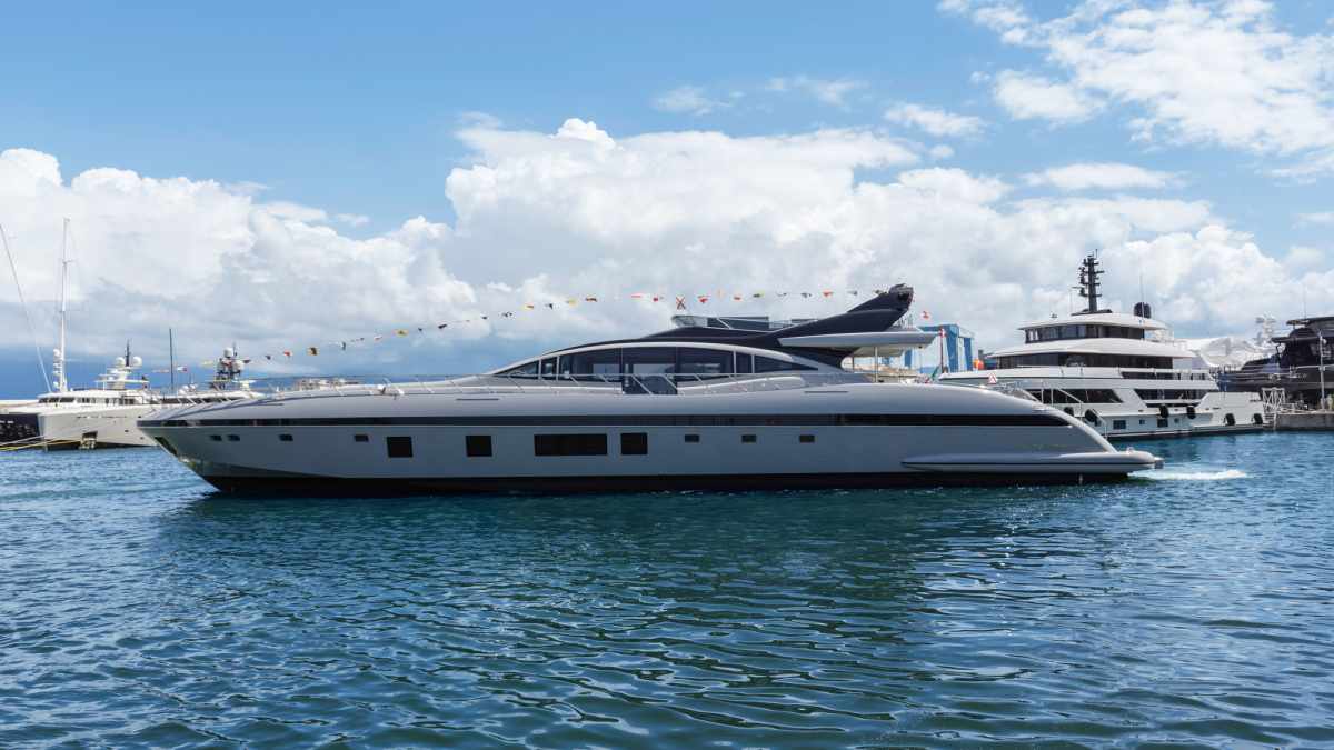 Mangusta 132E: Werft launcht mit Licht durchflutete Motoryacht | BOOTE