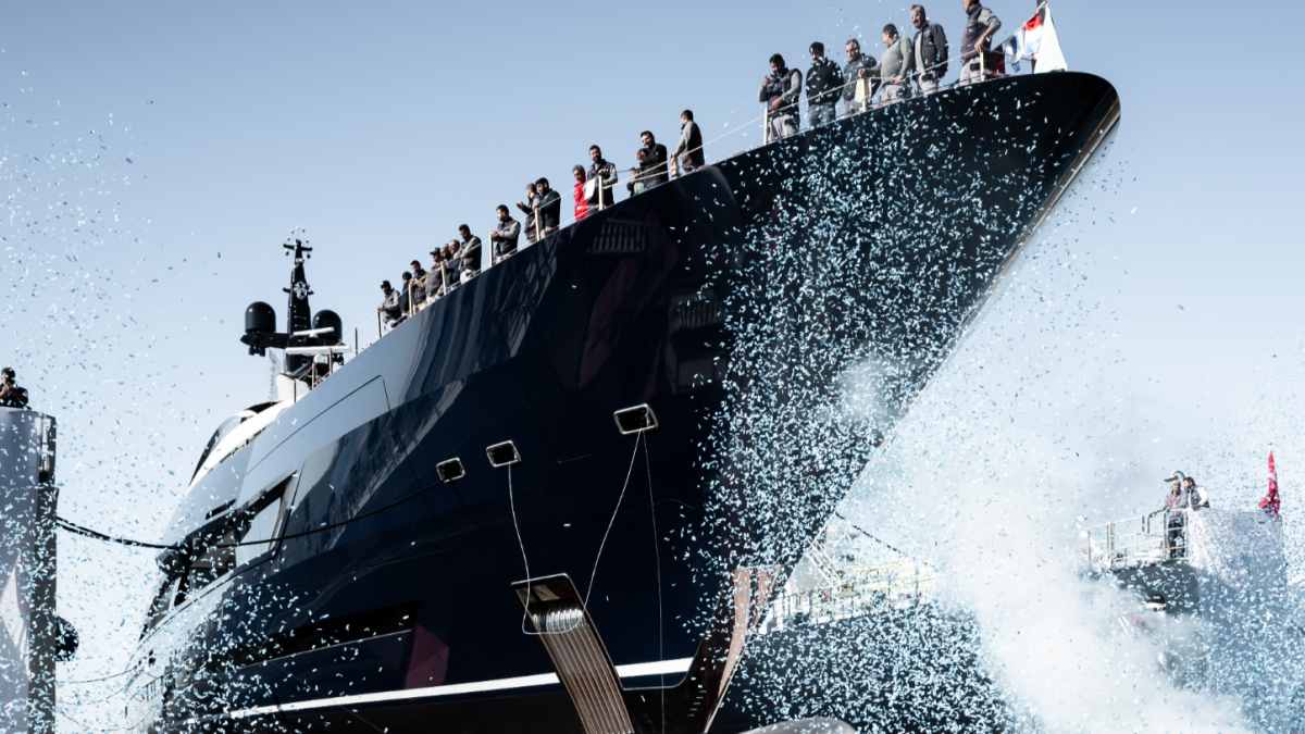 Turquoise Yachts liefert 76-Meter-Hybridyacht N2H aus | BOOTE