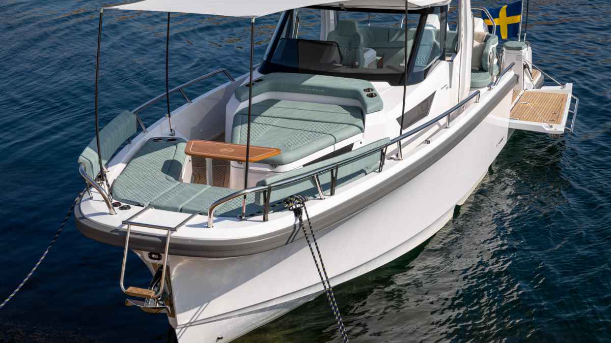 Носовое сидение и палуба Nimbus Sport Tender 35, вид с носа