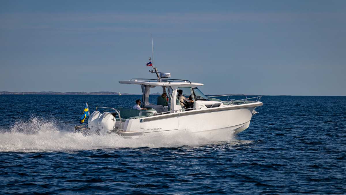 Nimbus Sport Tender 35 на ходу, вид сбоку