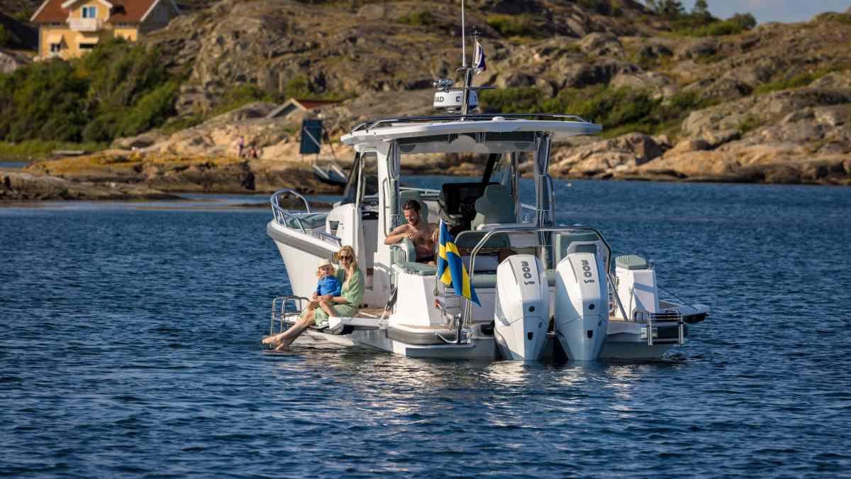 Гости на корме Nimbus Sport Tender 35 у скалистого берега