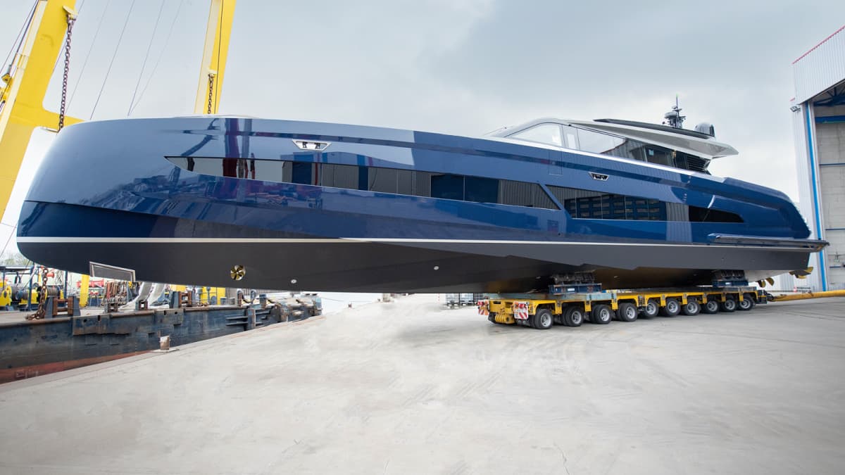 VQ115 Veloce: 35-Meter-Vanquish peilt 43 Knoten an | BOOTE