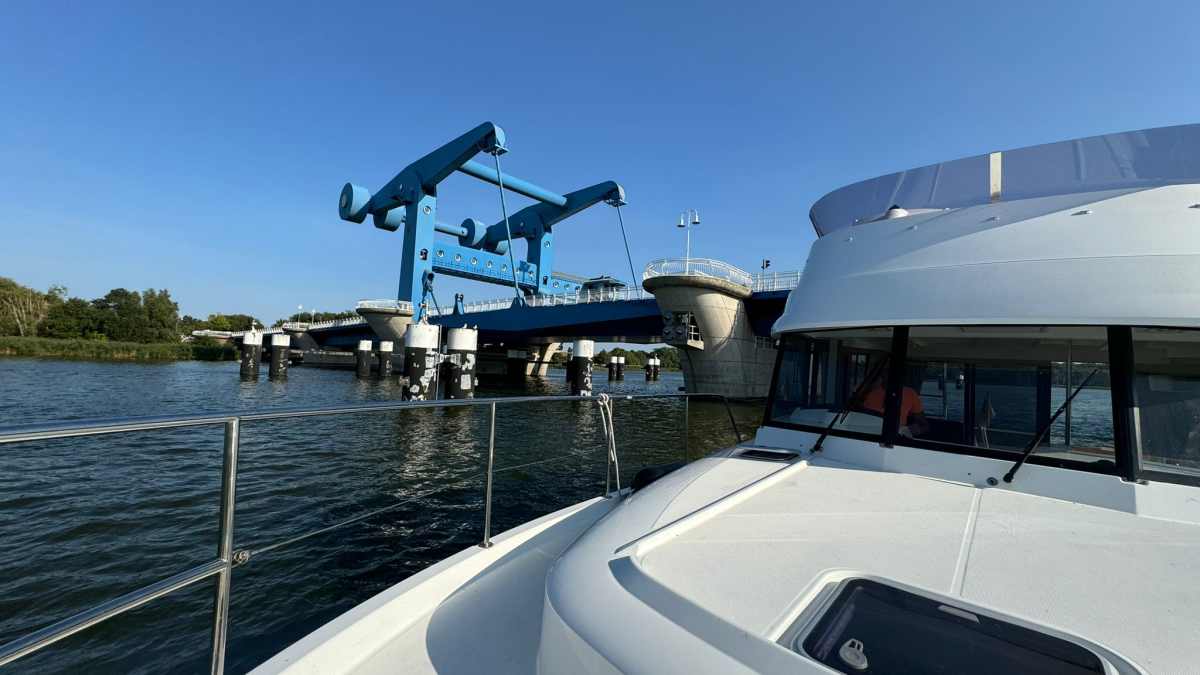Peenebrücke Wolgast defekt: Hohe Motorboote müssen warten