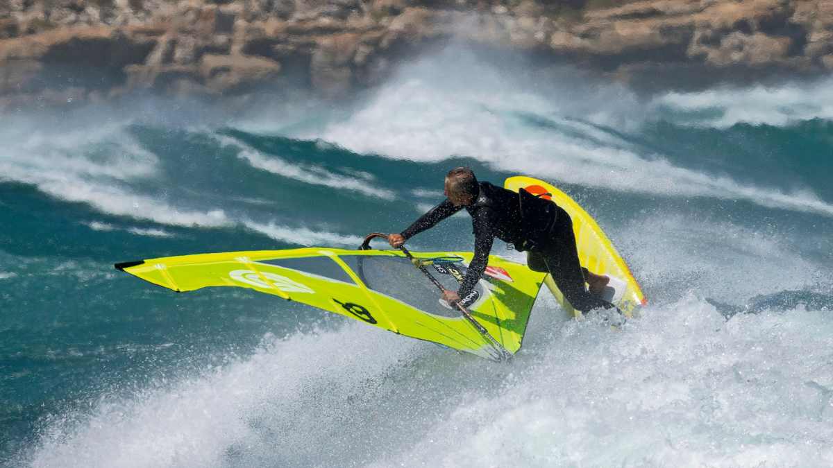 Riding technique: Backside wave riding – how to ride waves downwind | SURF