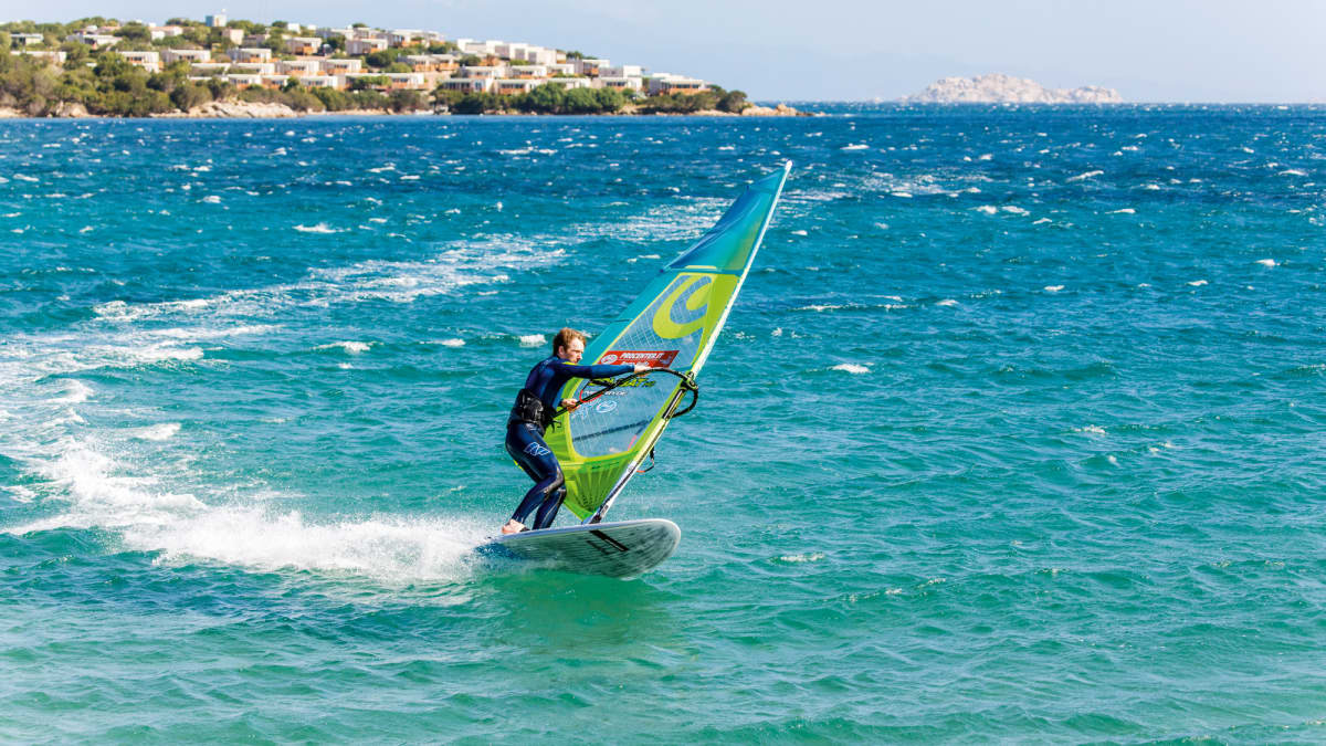 Riding technique: How to learn the power jibe when windsurfing | SURF