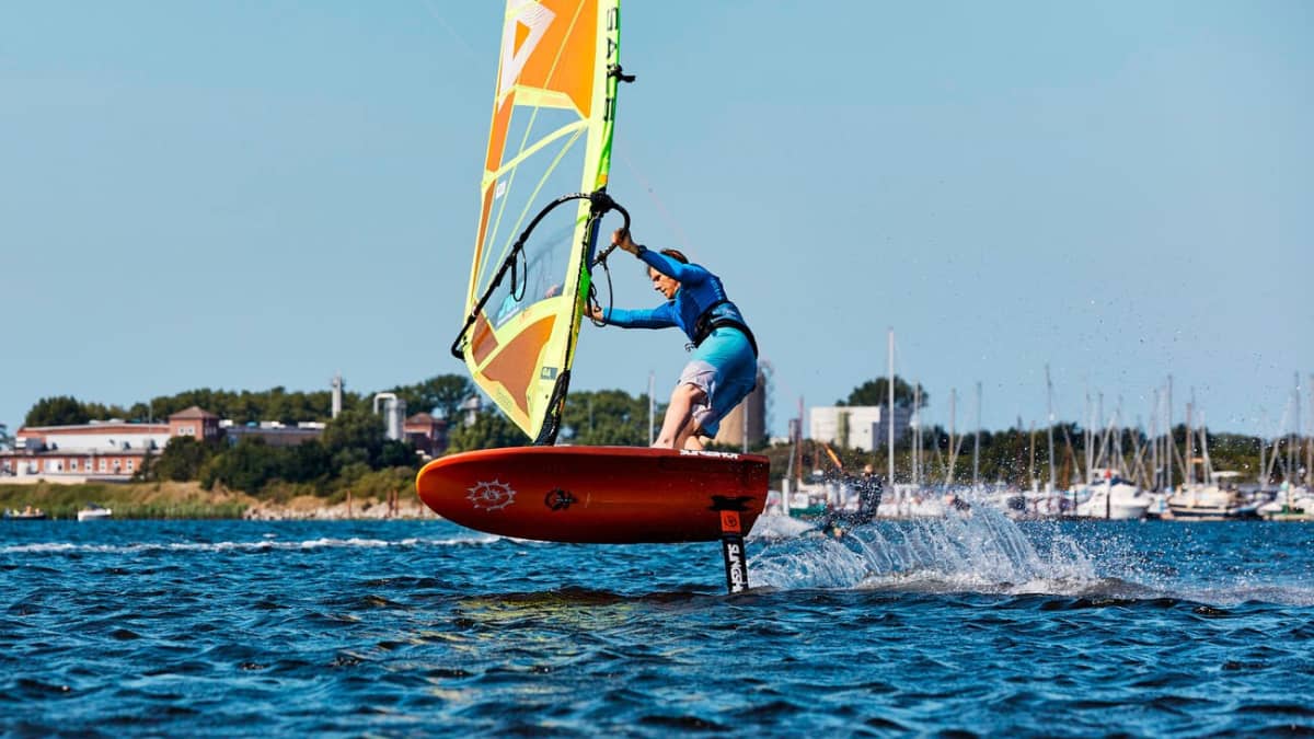 Video tutorial - how to do the foil jibe when windsurfing | SURF