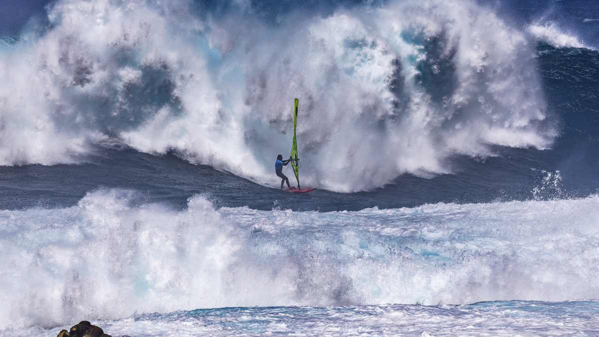 Monster waves on the north coast: Big wave day on Tenerife - Cojones ...