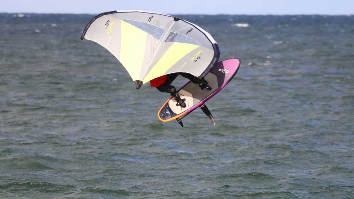 Tutorial: Das Springen beim Wingfoilen – die besten Tipps im Video | SURF