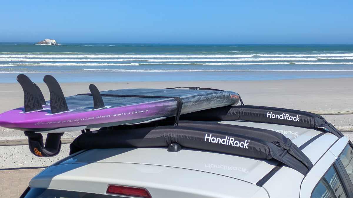 Practical for travelling: Inflatable roof rack from HandiRack put to ...