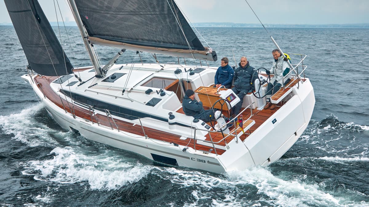 Bavaria C38 im Test: Neue Mittelklasse segelt mit einfachem Handling kursstabil