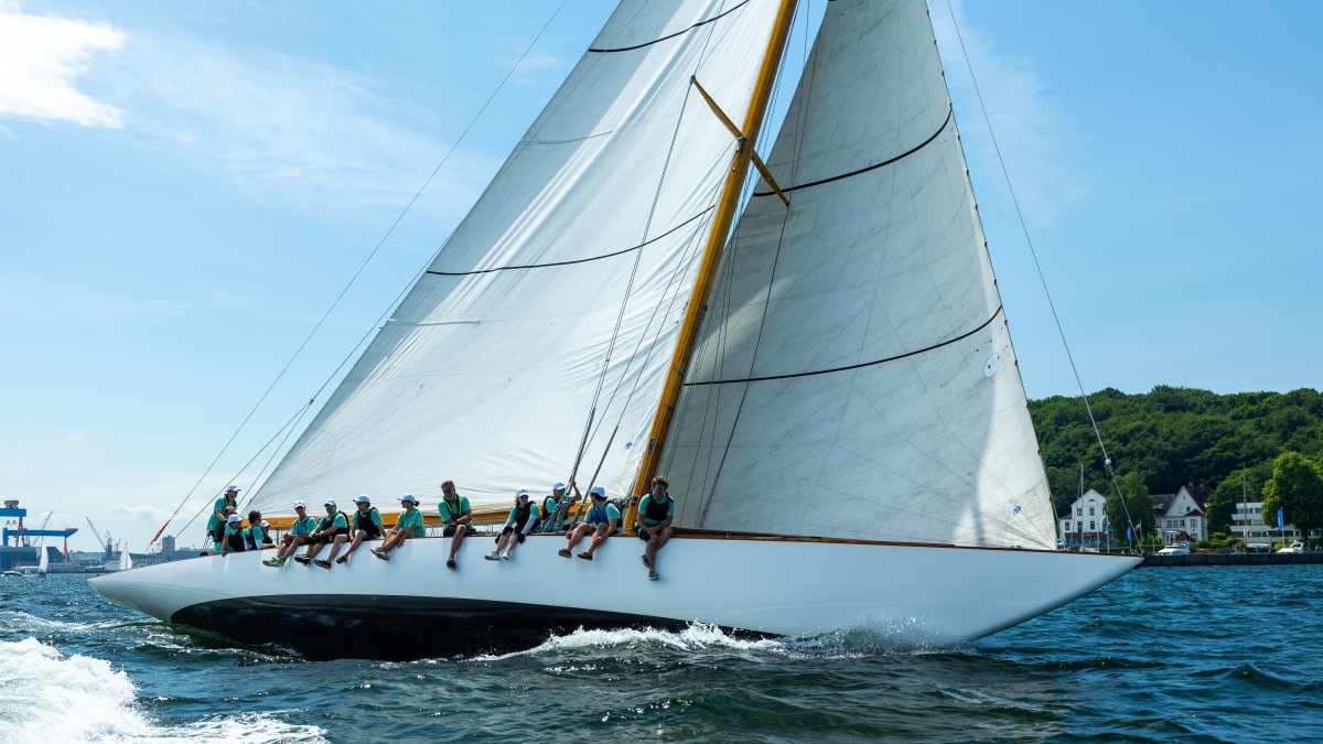 Kieler-Woche-Traditionelles-Rendezvous-und-Klassische-Zw-lfer-auf-historischem-Olympiarevier