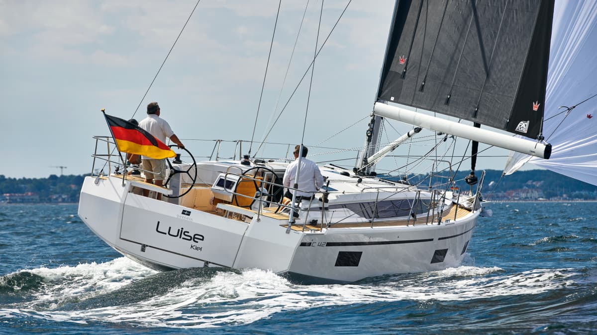 Bavaria C42: Dynamische Fahrtenyacht mit viel Platz im Test