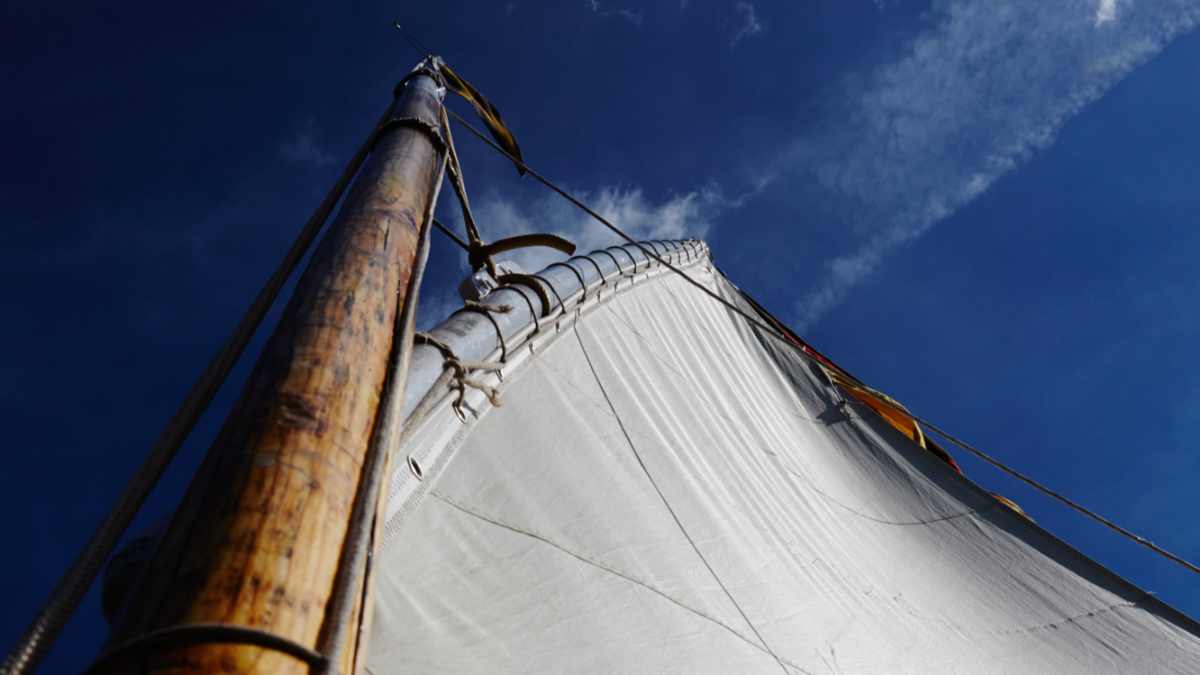 Traditionelle-Segelformen-So-funktionieren-Rahsegel-und-Luggersegel