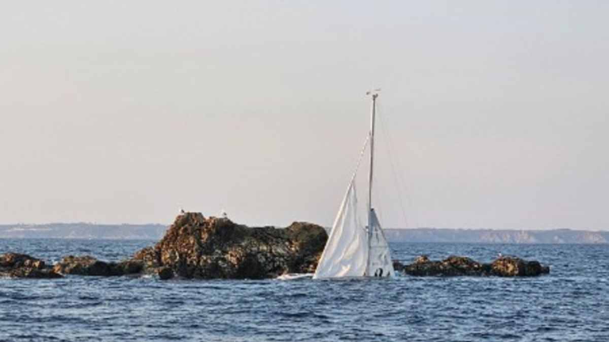 Hallberg-Rassy-sinkt-vor-der-Bretagne-Skipper-von-Felsen-gerettet
