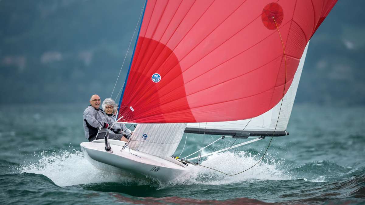Melges E-Scow: Flache Flunder mit hohem Leistungspotenzial im Test