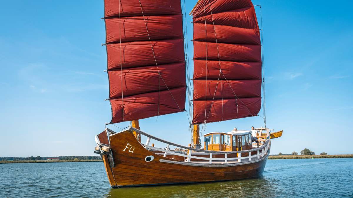 Traditionelle-Segelformen-Dschunke-und-Sprietsegel-erkl-rt