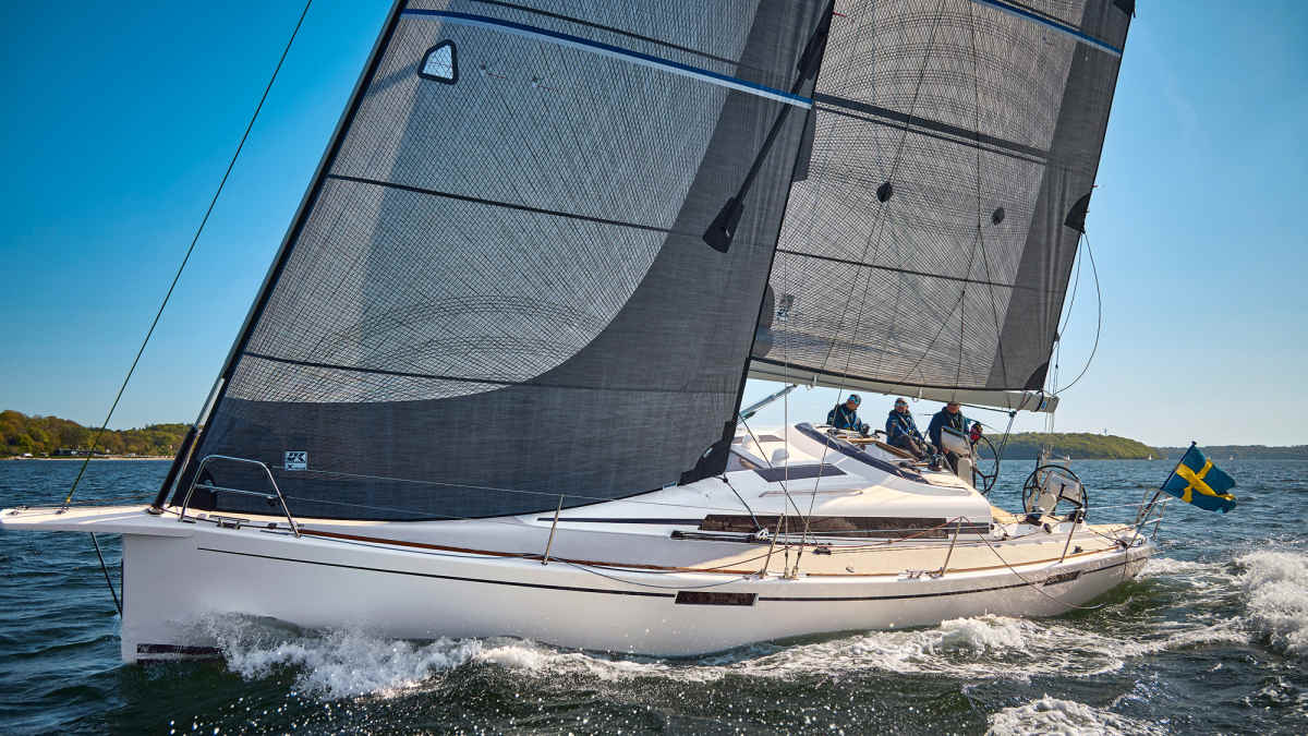 Arcona 385: Kraftvoller und komfortabler Performance-Cruiser im Test