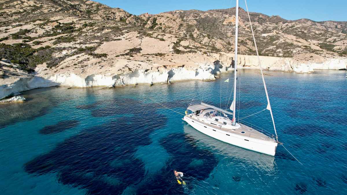 Mittelmeer-Traumziele-Milos-Insel-der-Farben-im-Vulkankrater