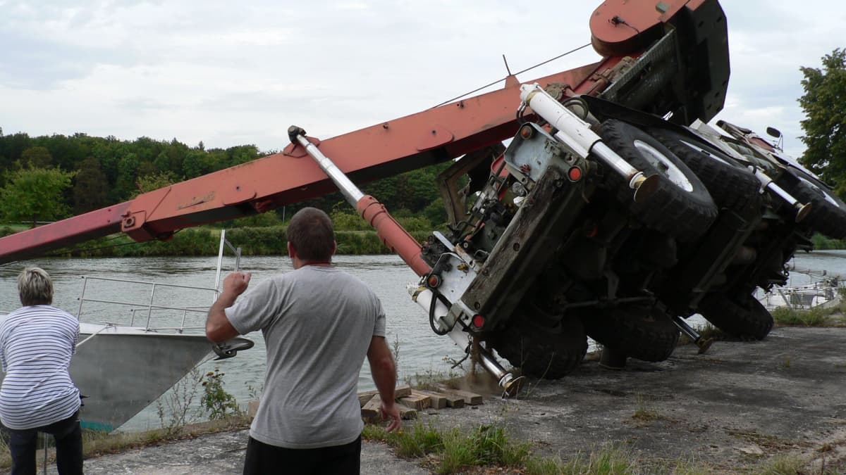 Accident: Tipped into the canal with a crane | YACHT