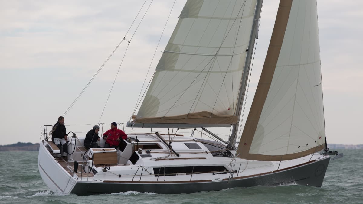 Dufour 382 GL: Vielseitig innen, funktional außen