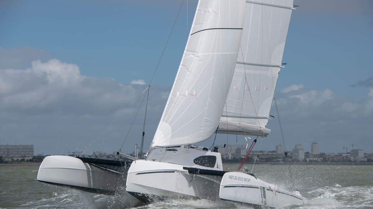 Astus 22.5: Der ultimative Tummelplatz auf drei Rümpfen im YACHT-Test
