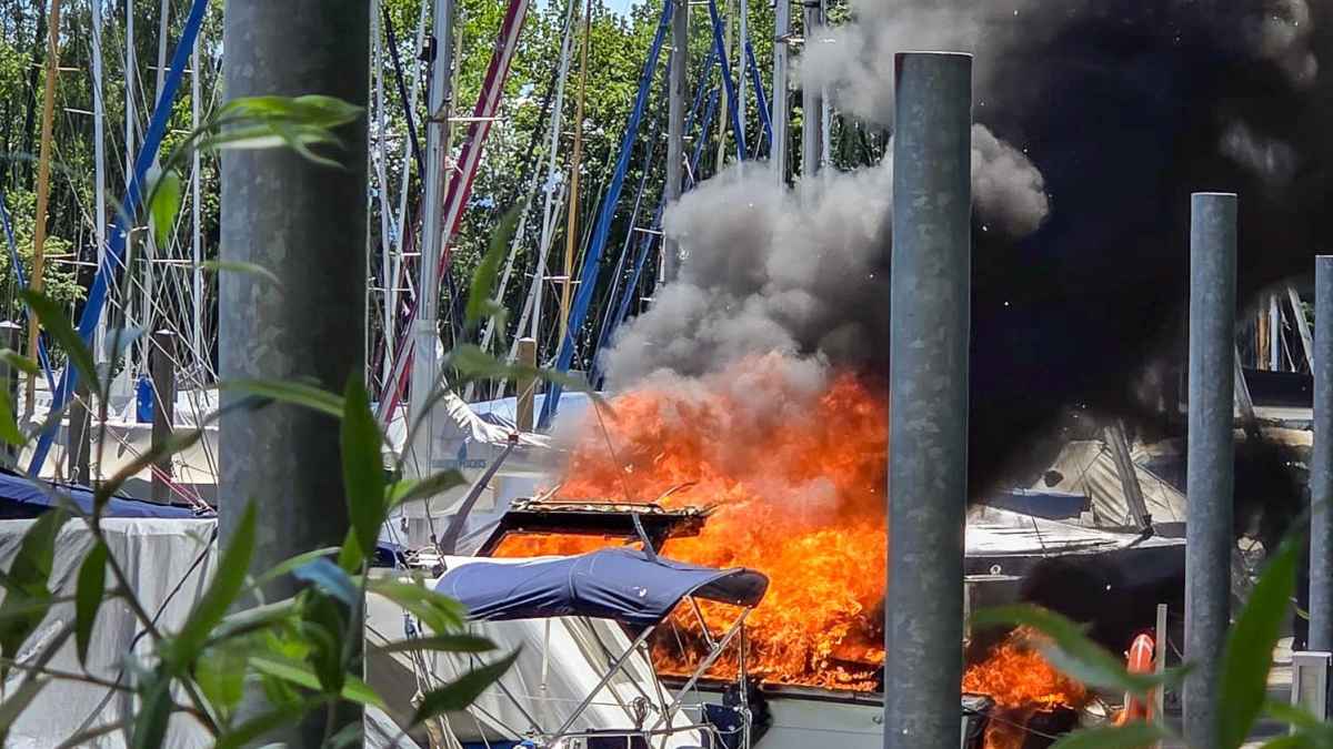 motorbootbrand-in-langenargen-boot-brennt-im-yachthafen-neben-segelyachten-aus