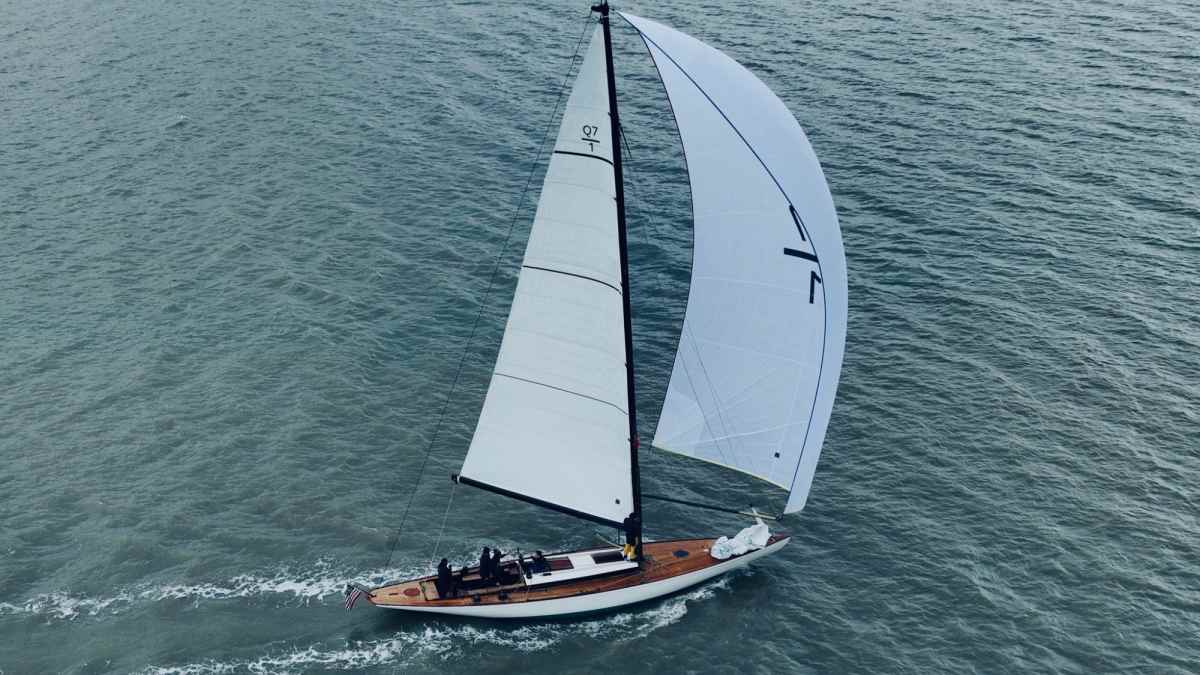 Q7-Falcon-Klassische-Q-Class-Yacht-in-die-Neuzeit-berf-hrt