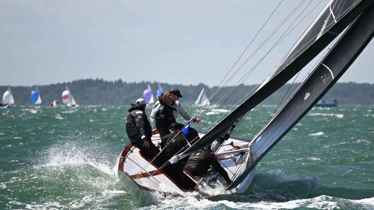 Cowes-Classics-Regatta-2026-Unter-Klassikern-auf-dem-Solent
