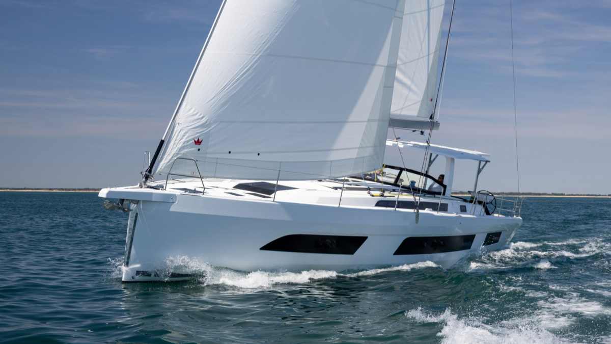 Dufour 54 im Test: Wie viel Segelperformance steckt unter dem Hardtop?