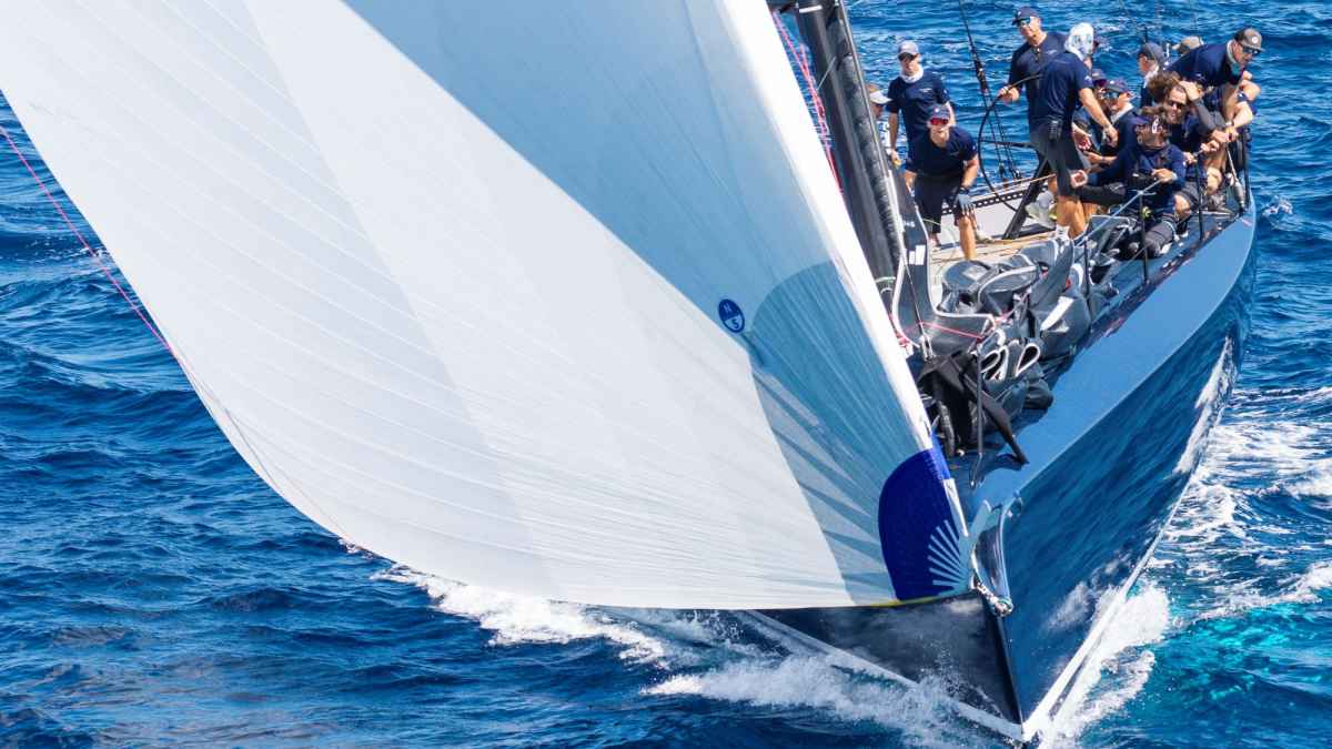 Maxi Yacht Rolex Cup 2026: Leichte Winde und große Überraschungen an Tag 1
