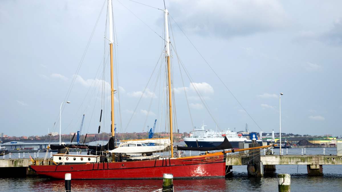 Seenot-Havarien-in-Weser-und-Elbe-Traditionsschiff-Ethel-von-Brixam-kollidiert-mit-Leitdamm