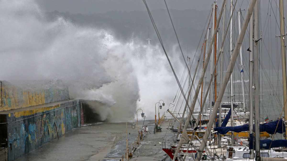 Eingeweht-Skurrile-Dinge-die-Segler-bei-Schietwetter-im-Hafen-erleben