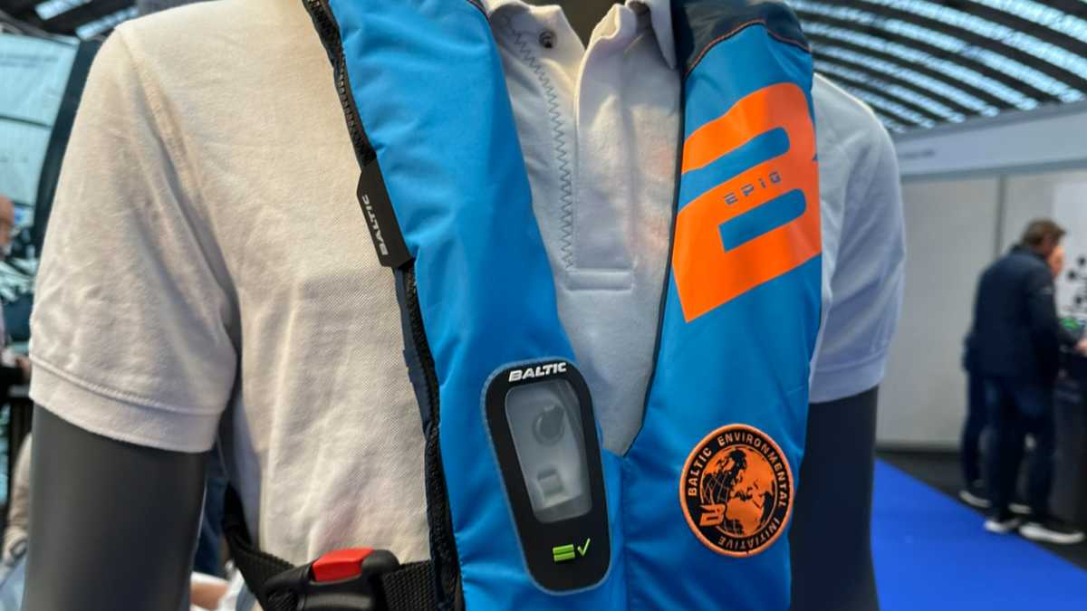 Ausrüstung: Sicher in die neue Saison mit MOB-Sender, Rettungswesten ...