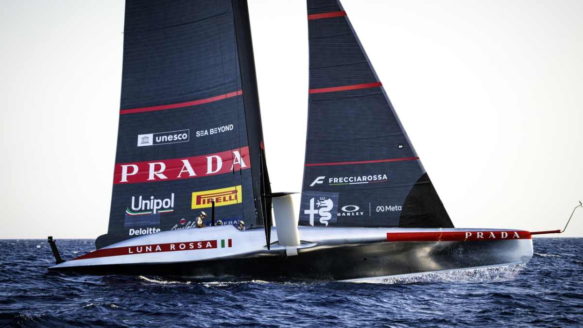 America-s-Cup-Premiere-vor-Cagliari-Luna-Rossas-Silberpfeil-ist-zur-ck