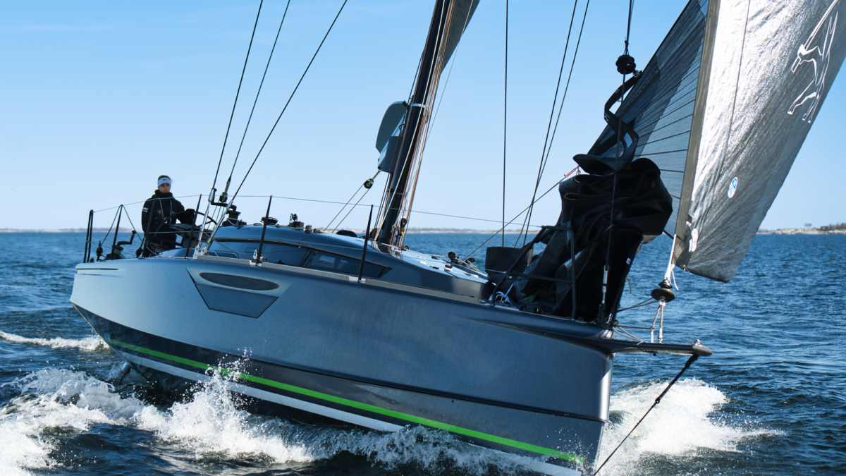 Shogun 43: Carbon-Performance-Cruiser erhält Hubkiel-Option