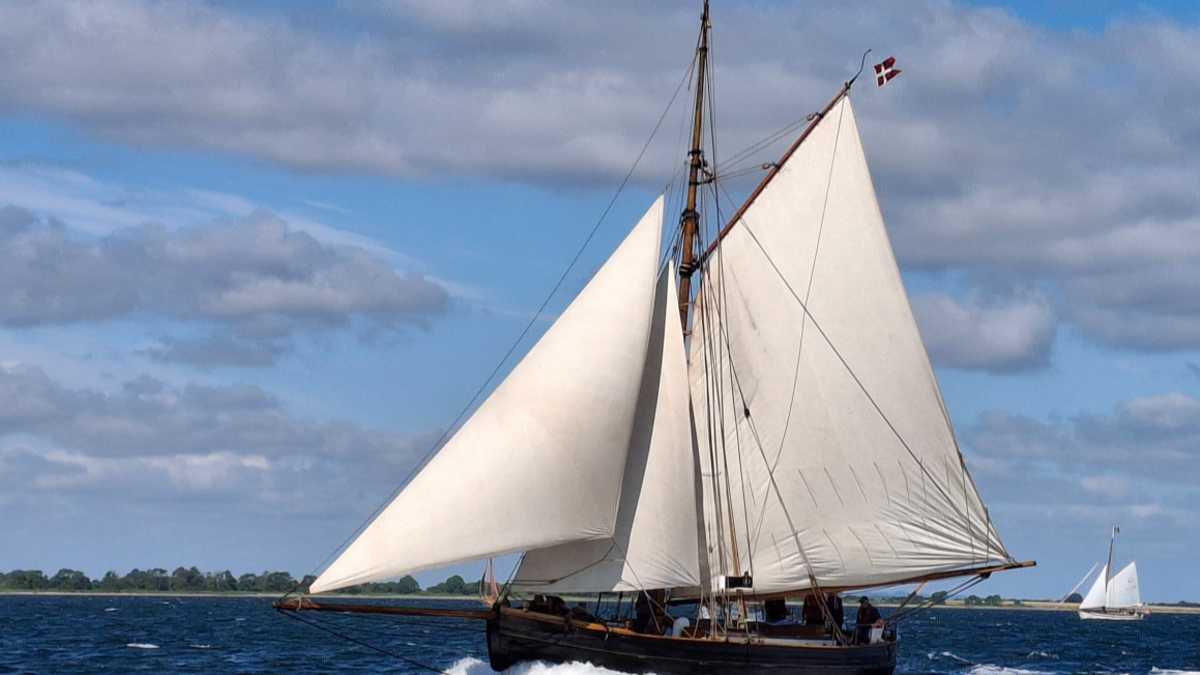 Traditionssegler-Zollkreuzer-Viking-unterwegs-als-schwimmendes-Museum