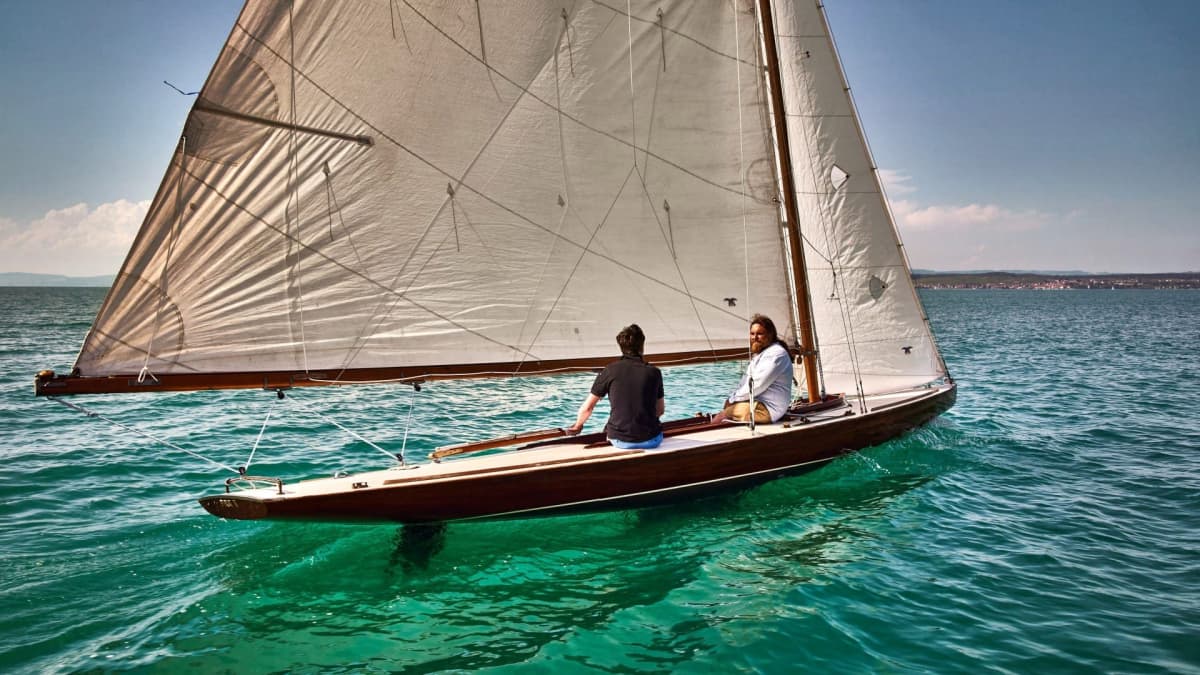 6-sail racing yacht: 