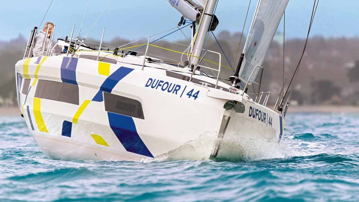 Dufour 44: Voluminöses Tourenschiff mit guter Portion Sportlichkeit im Test