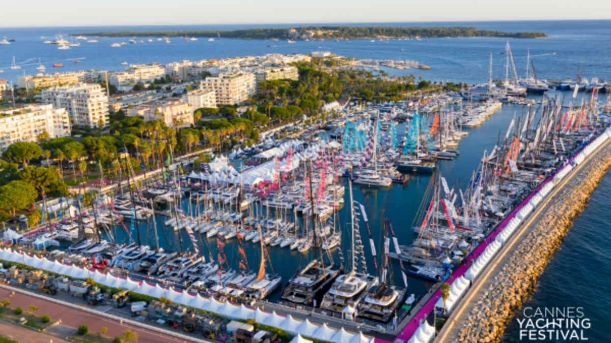 Kurs-auf-den-Segelbereich-des-Cannes-Yachting-Festival
