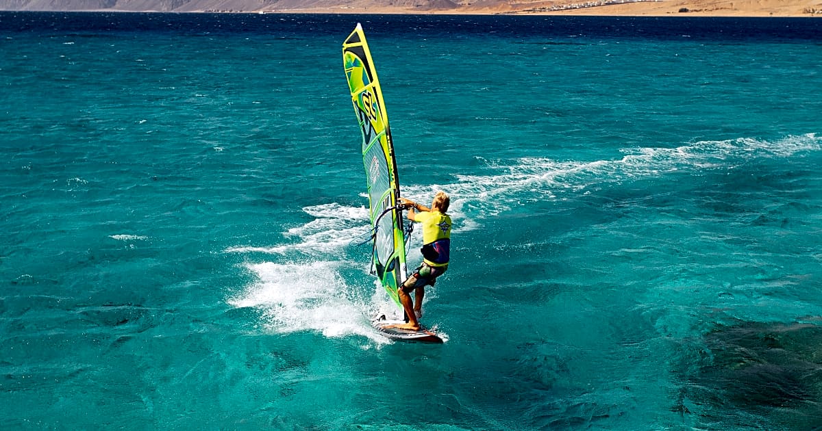 video-windsurf-man-ver-wende-surf