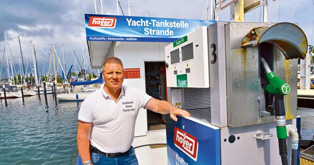 Aufregender-Arbeitstag-Das-erlebt-ein-Tankwart-an-der-Yachttankstelle-Strande