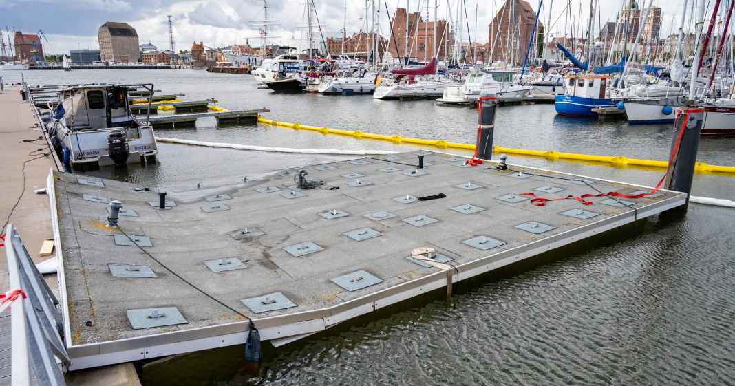 Citymarina-Stralsund-Sanit-rh-uschen-am-Gastliegersteg-gesunken