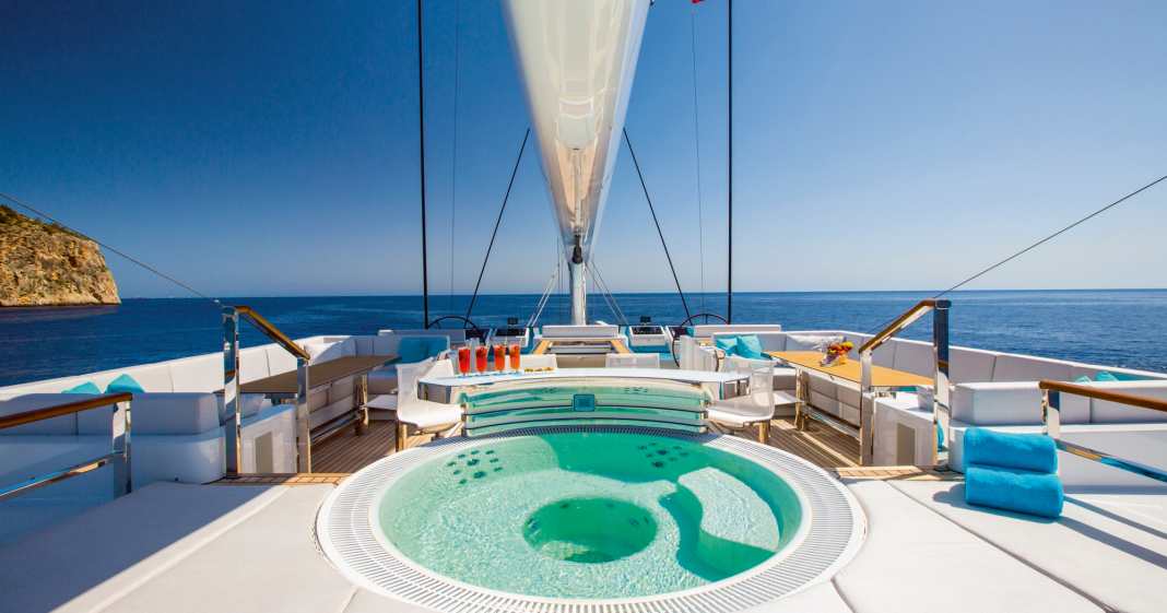 Charter-Spezial-Im-Beachclub-von-Aquijo-entspannen