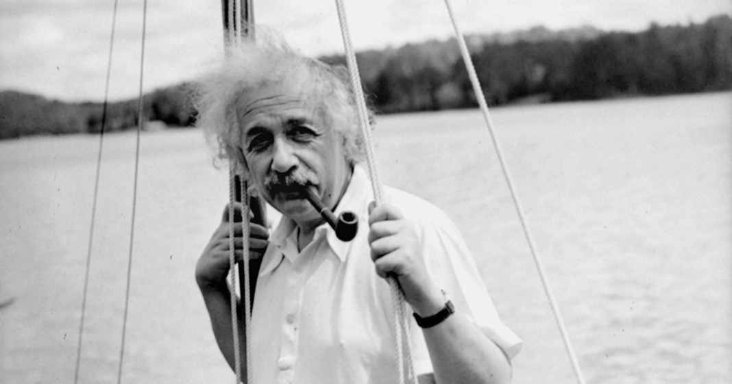 Portr-t-Physiker-Albert-Einstein-entspannte-beim-Segeln