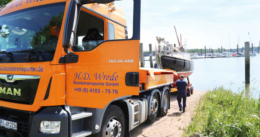 Aufregender-Arbeitstag-Wie-ein-Kapit-n-der-Landstra-e-Yachten-transportiert