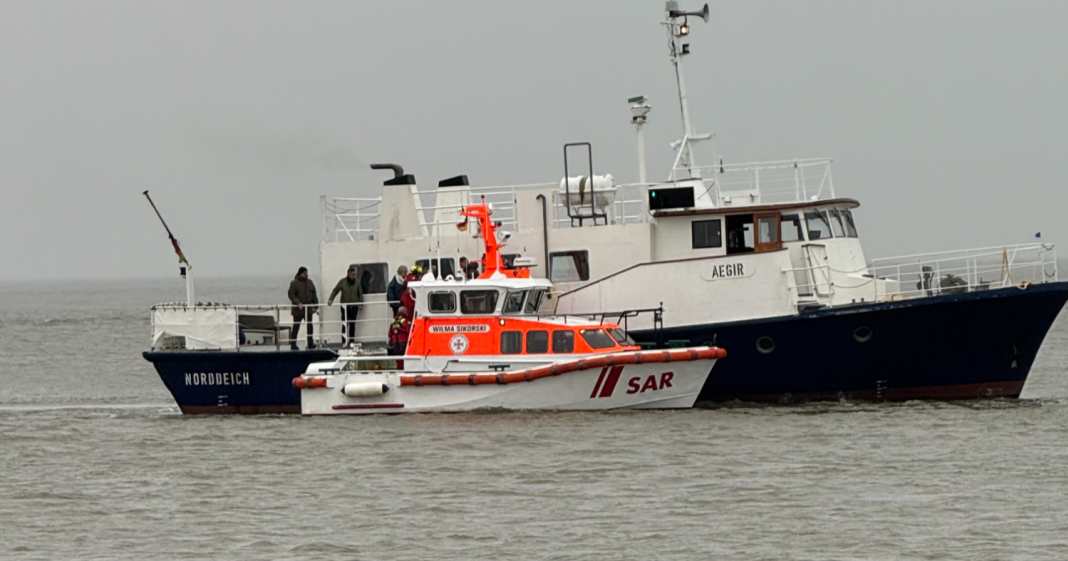 Auf-Abwegen-Bestattungsschiff-strandet-auf-Sandbank