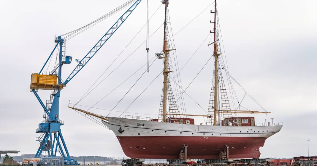 Segelschulschiff-Greif-Schonerbrigg-verl-sst-Werfthalle-mit-neuem-Deck