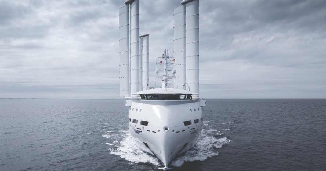 -Canop-e-Frachtschiff-mit-Segeln-erreicht-knapp-15-Knoten-und-spart-dabei