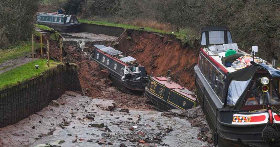 Llangollen-Kanal-in-Gro-britannien-Narrowboats-sinken-nach-Dammbruch